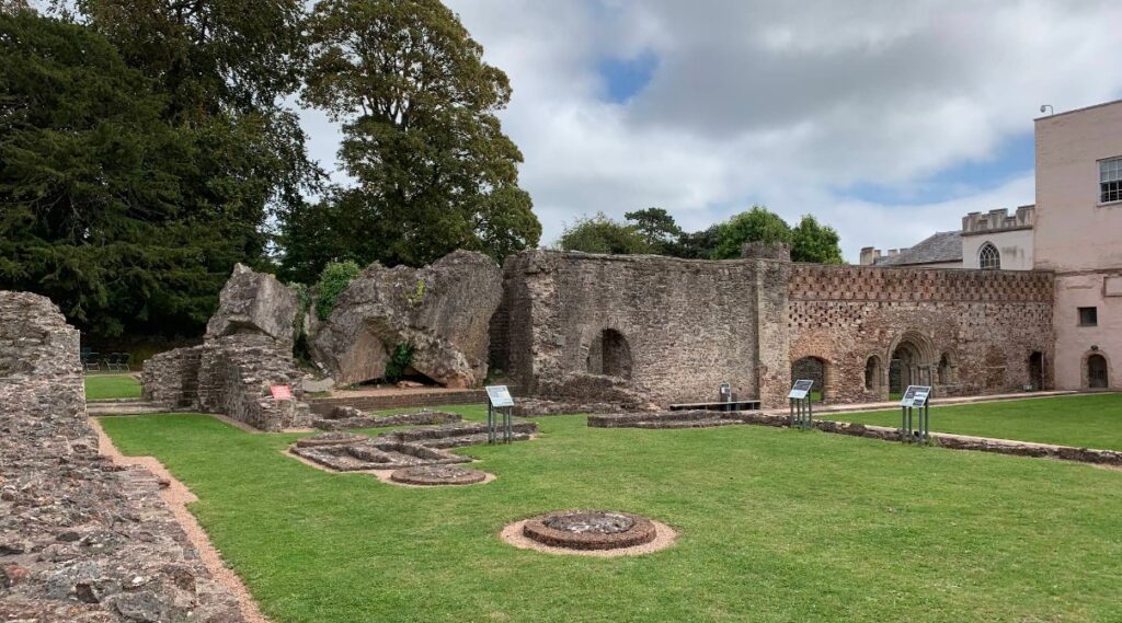torre-abbey-garden