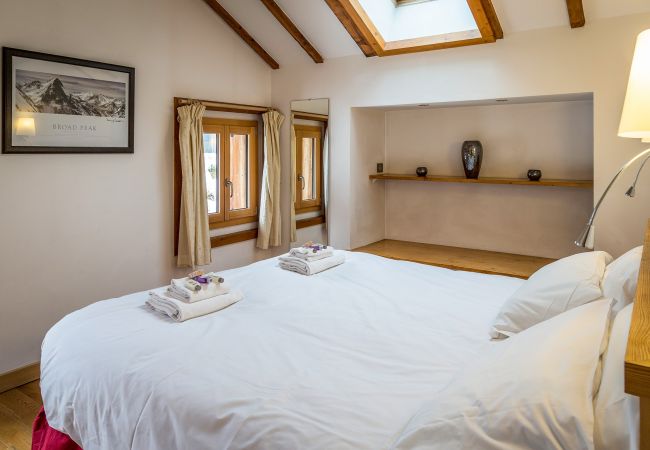Chalet in Chamonix-Mont-Blanc - Chalet Grand Cru for 10 people with Jacuzzi Chamonix Holidays Chalet in Chamonix-Mont-Blanc - Chalet Grand Cru for 10 people with Jacuzzi Chamonix Holidays