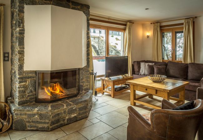Chalet in Chamonix-Mont-Blanc - Chalet Grand Cru for 10 people with Jacuzzi Chamonix Holidays Chalet in Chamonix-Mont-Blanc - Chalet Grand Cru for 10 people with Jacuzzi Chamonix Holidays