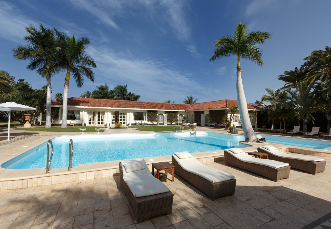 Villa in San Bartolomé de Tirajana - Sunset Luxe Retreat