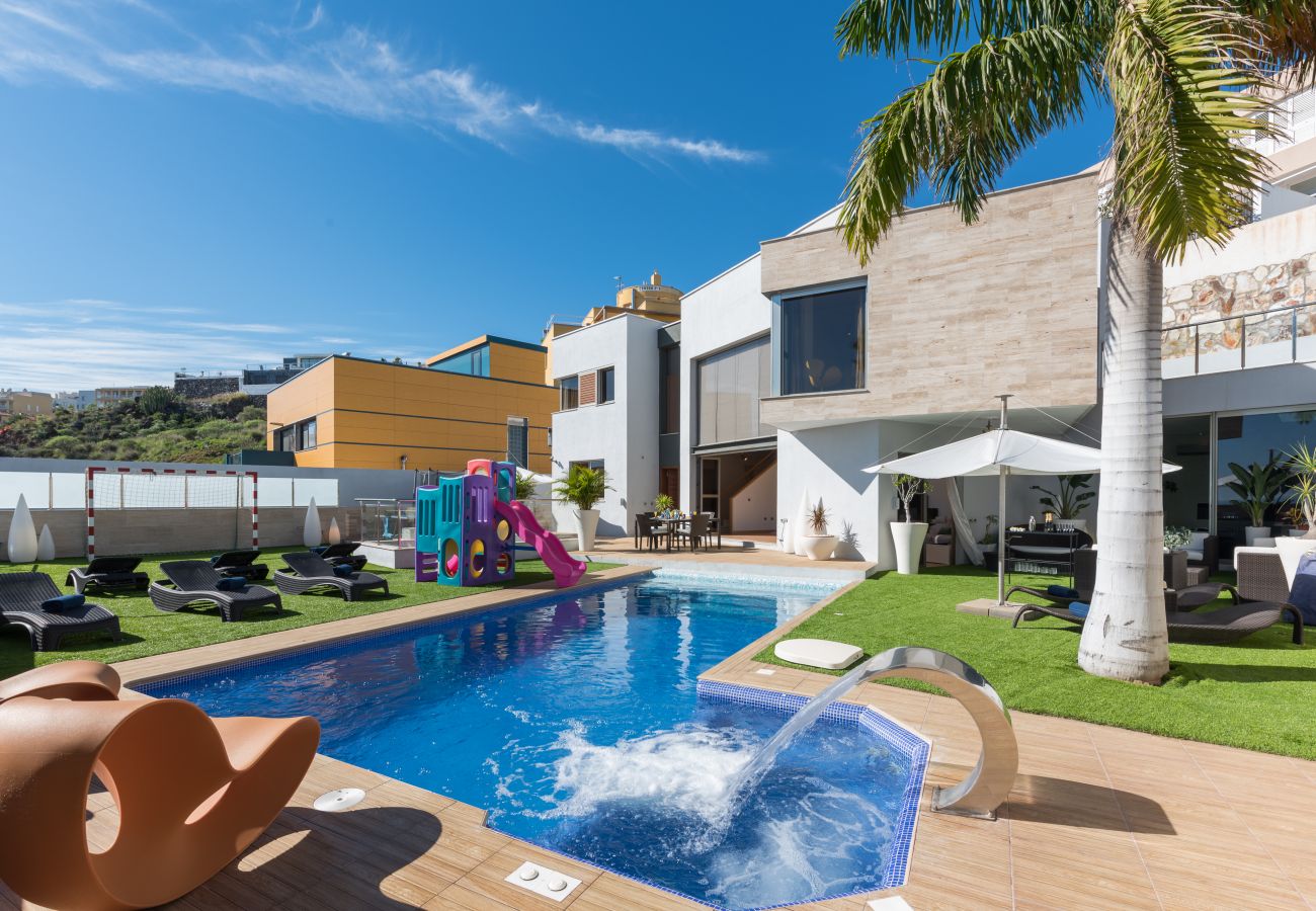Villa in Santa Cruz de Tenerife - Villa with Sea Views, Pool, Gym, Cinema - HomeForGuest