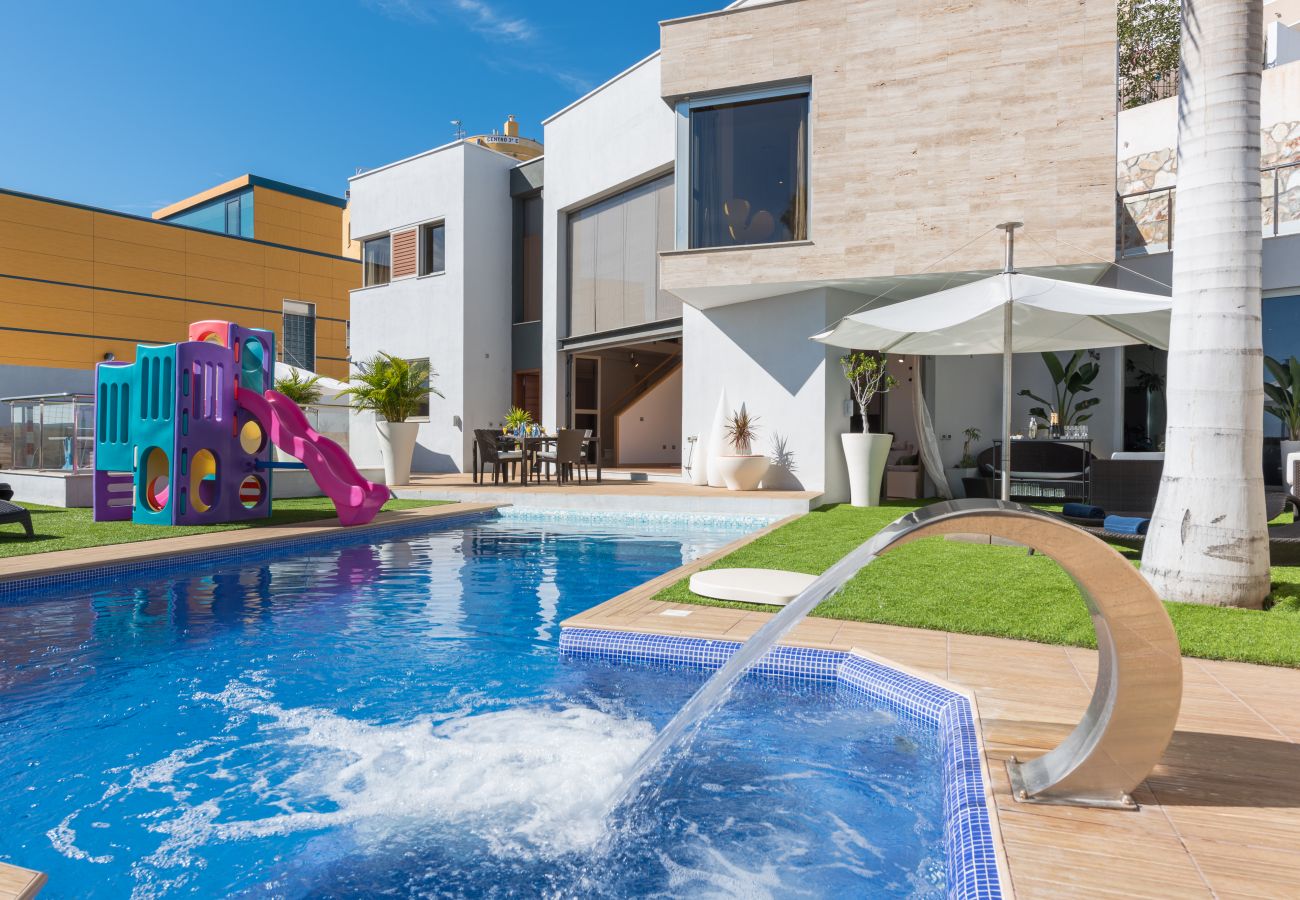 Villa in Santa Cruz de Tenerife - Villa with Sea Views, Pool, Gym, Cinema - HomeForGuest