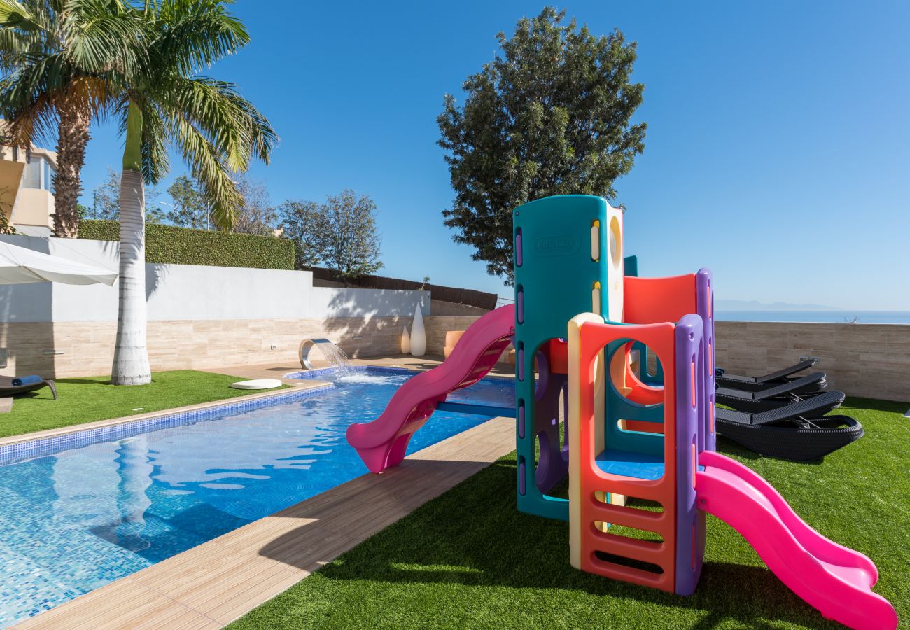 Villa in Santa Cruz de Tenerife - Villa with Sea Views, Pool, Gym, Cinema - HomeForGuest