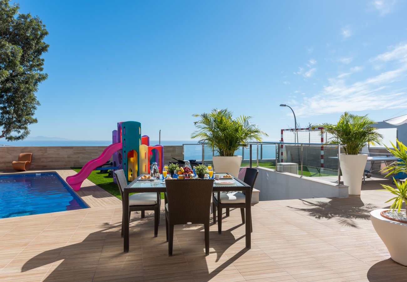 Villa in Santa Cruz de Tenerife - Villa with Sea Views, Pool, Gym, Cinema - HomeForGuest