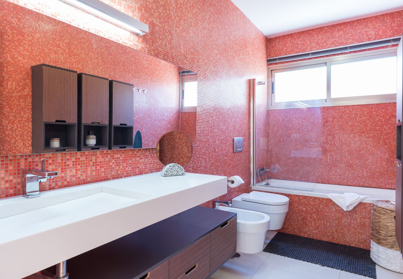 Villa in Santa Cruz de Tenerife - Villa with Sea Views, Pool, Gym, Cinema - HomeForGuest