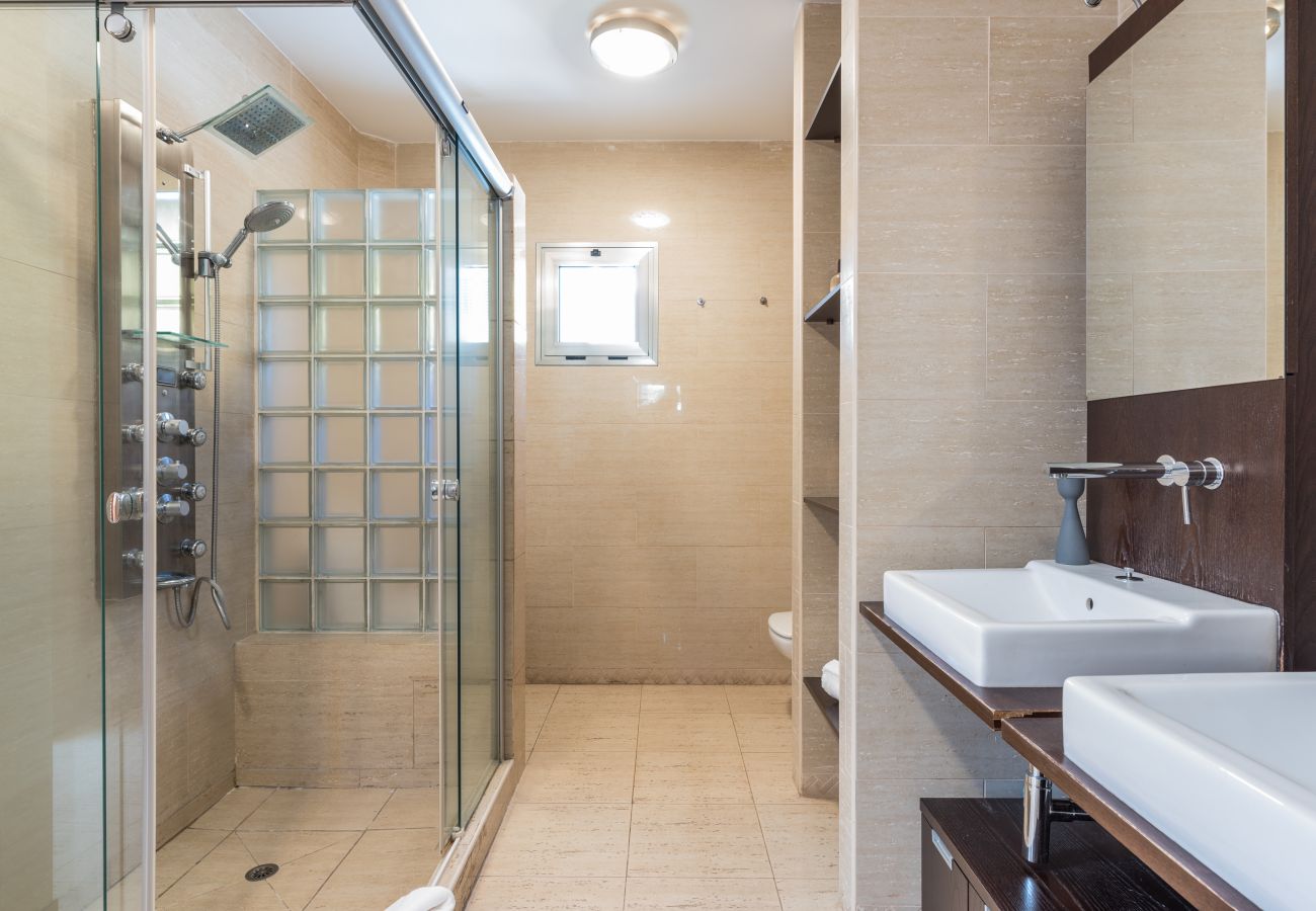 Villa in Santa Cruz de Tenerife - Villa with Sea Views, Pool, Gym, Cinema - HomeForGuest