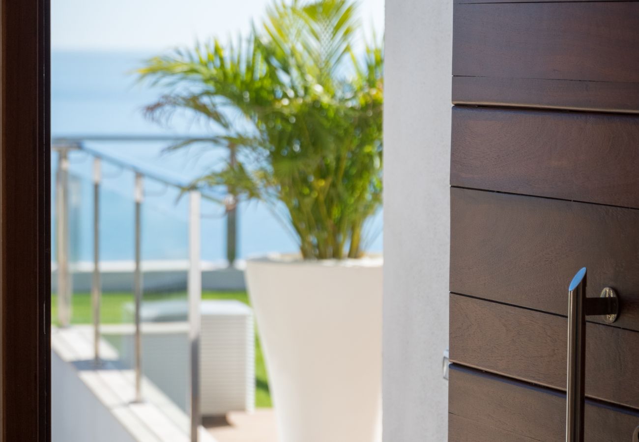 Villa in Santa Cruz de Tenerife - Villa with Sea Views, Pool, Gym, Cinema - HomeForGuest