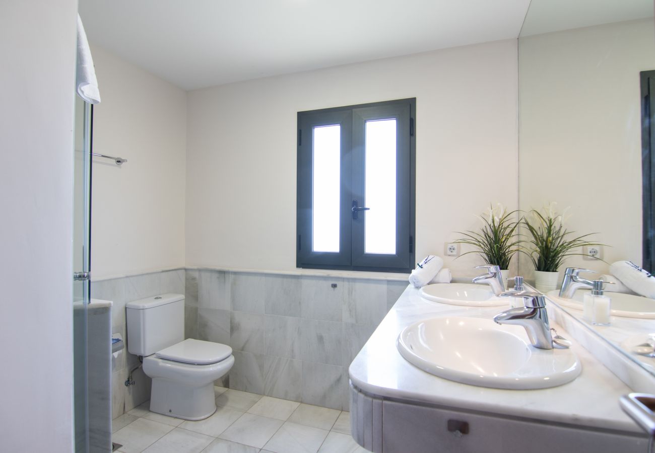 Villa in San Bartolomé de Tirajana - HomeForGuest Salobre Golf Villa, pool, wifi, stunning views