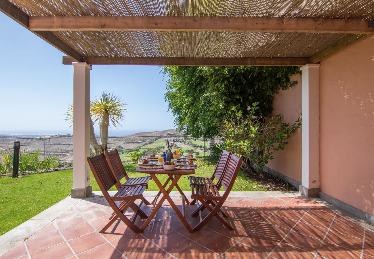 Villa in San Bartolomé de Tirajana - HomeForGuest Salobre Golf Villa, pool, wifi, stunning views