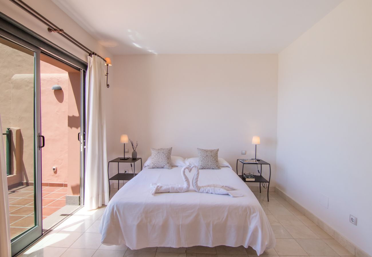 Villa in San Bartolomé de Tirajana - HomeForGuest Salobre Golf Villa, pool, wifi, stunning views