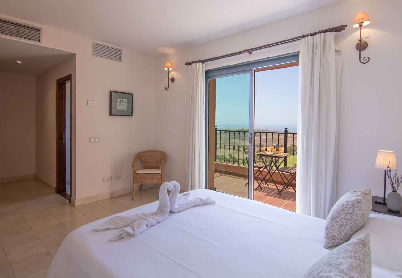 Villa in San Bartolomé de Tirajana - HomeForGuest Salobre Golf Villa, pool, wifi, stunning views