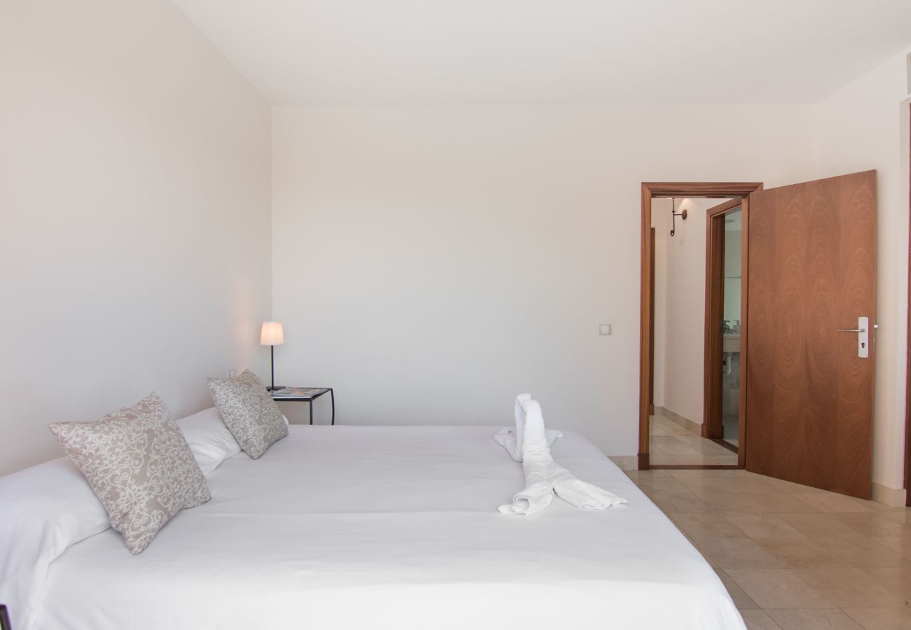 Villa in San Bartolomé de Tirajana - HomeForGuest Salobre Golf Villa, pool, wifi, stunning views