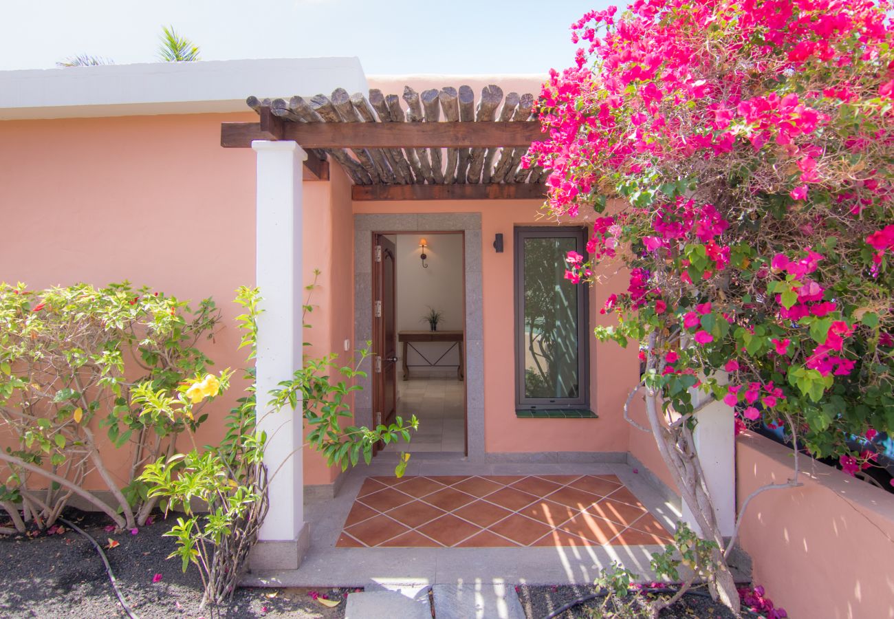 Villa in San Bartolomé de Tirajana - HomeForGuest Salobre Golf Villa, pool, wifi, stunning views