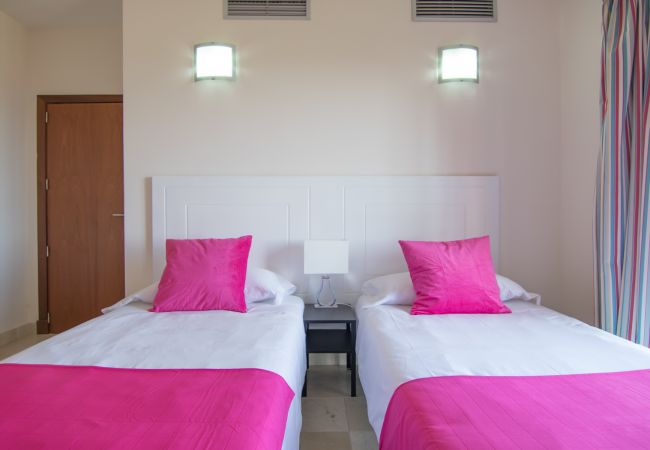 Villa in San Bartolomé de Tirajana - HomeForGuest Salobre Villa, 5PAX, WIFI, POOL, GREAT VIEWS Villa in San Bartolomé de Tirajana - HomeForGuest Salobre Villa, 5PAX, WIFI, POOL, GREAT VIEWS