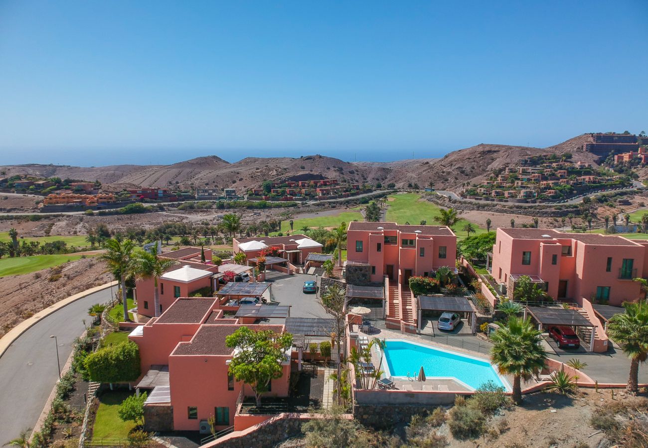 Villa in San Bartolomé de Tirajana - HomeForGuest Salobre Villa, 5PAX, WIFI, POOL, GREAT VIEWS