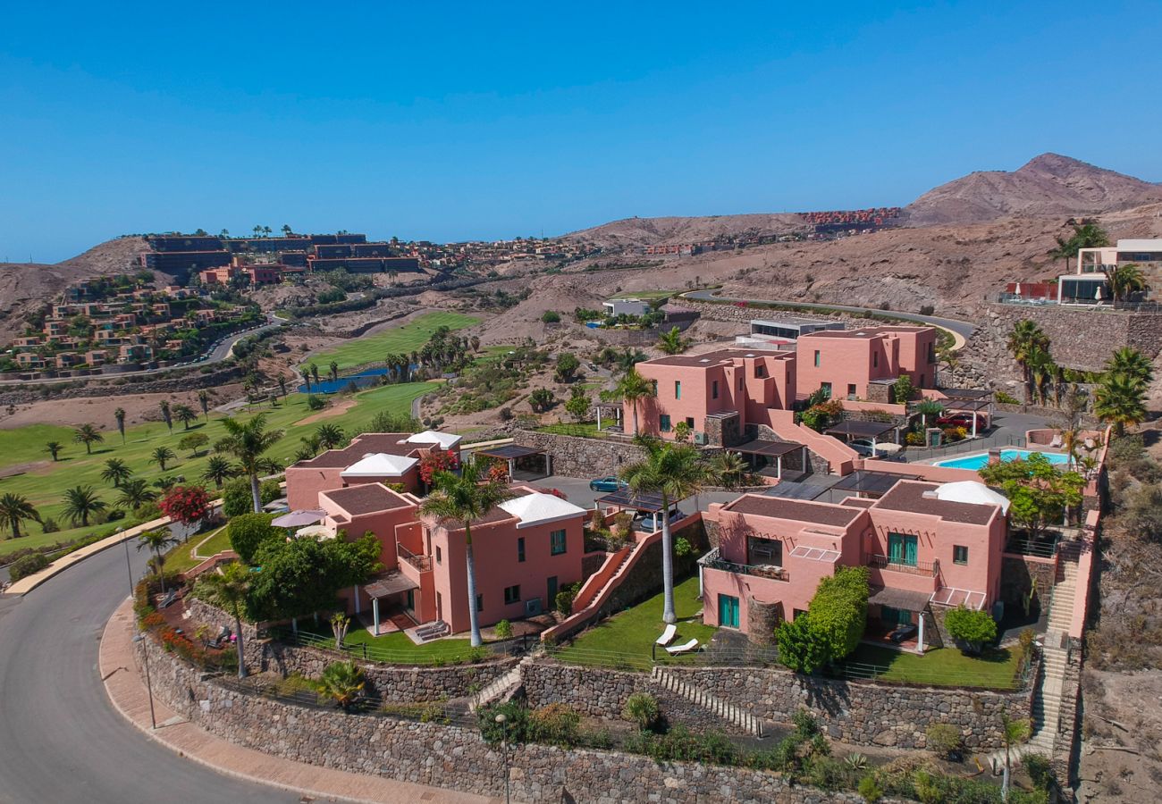 Villa in San Bartolomé de Tirajana - HomeForGuest Salobre Villa, 5PAX, WIFI, POOL, GREAT VIEWS