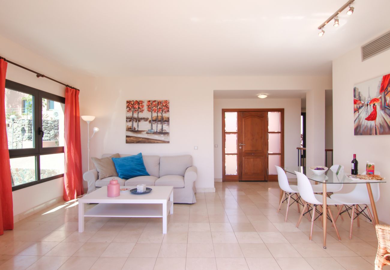 Villa in San Bartolomé de Tirajana - HomeForGuest Salobre Villa, 5PAX, WIFI, POOL, GREAT VIEWS