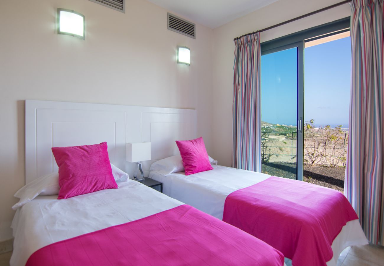 Villa in San Bartolomé de Tirajana - HomeForGuest Salobre Villa, 5PAX, WIFI, POOL, GREAT VIEWS