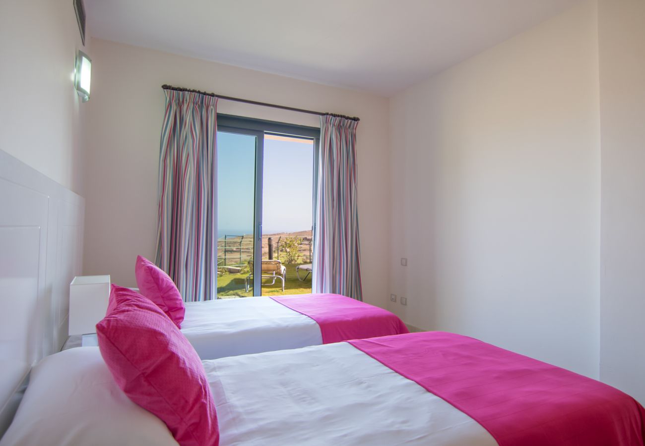 Villa in San Bartolomé de Tirajana - HomeForGuest Salobre Villa, 5PAX, WIFI, POOL, GREAT VIEWS