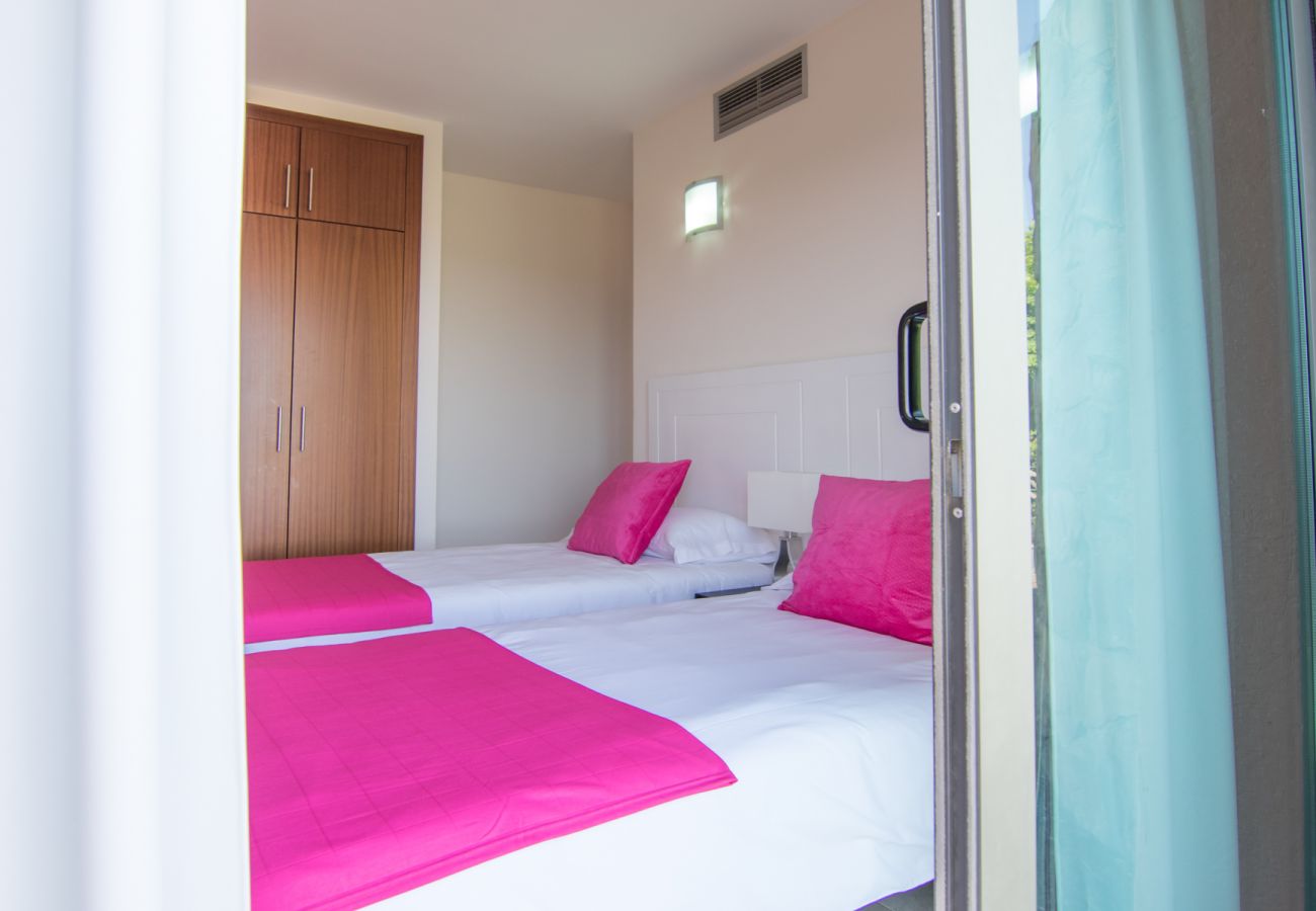 Villa in San Bartolomé de Tirajana - HomeForGuest Salobre Villa, 5PAX, WIFI, POOL, GREAT VIEWS