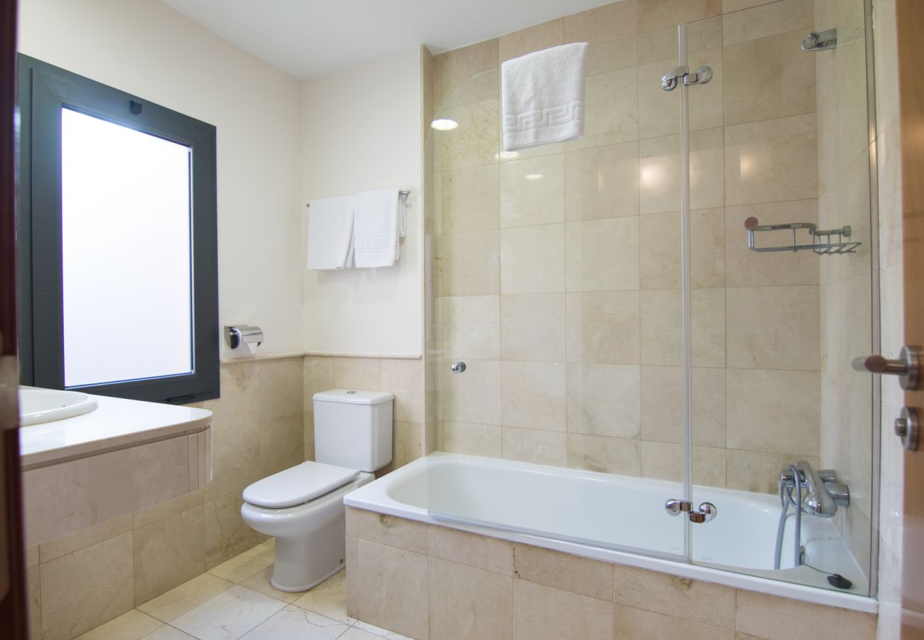 Villa in San Bartolomé de Tirajana - HomeForGuest Salobre Villa, 5PAX, WIFI, POOL, GREAT VIEWS