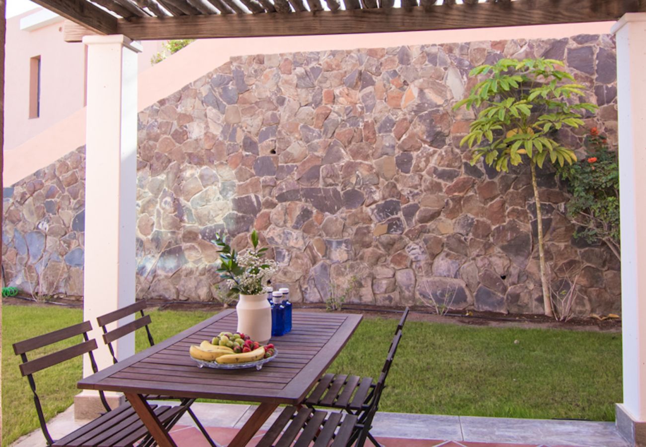 Villa in San Bartolomé de Tirajana - HomeForGuest Salobre Villa, 5PAX, WIFI, POOL, GREAT VIEWS
