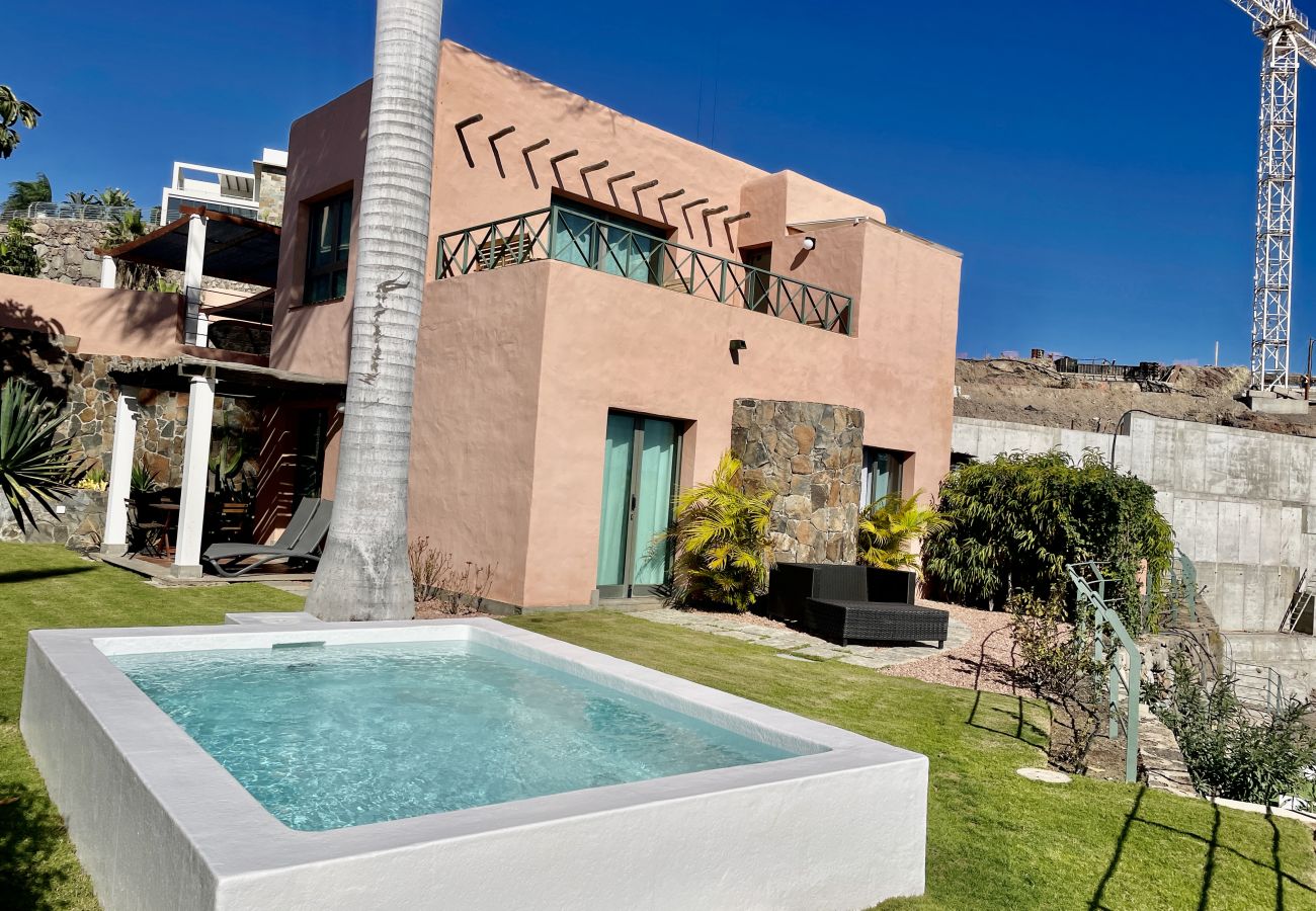 Villa in San Bartolomé de Tirajana - HomeForGuest Salobre Villa, 5PAX, WIFI, POOL, GREAT VIEWS