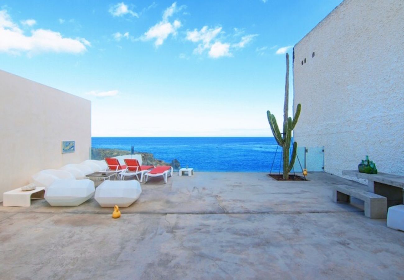 Apartment in Arico - HomeForGuest NextDoor Oasis: ocean front, terrace, natural pool- HomeForGuest
