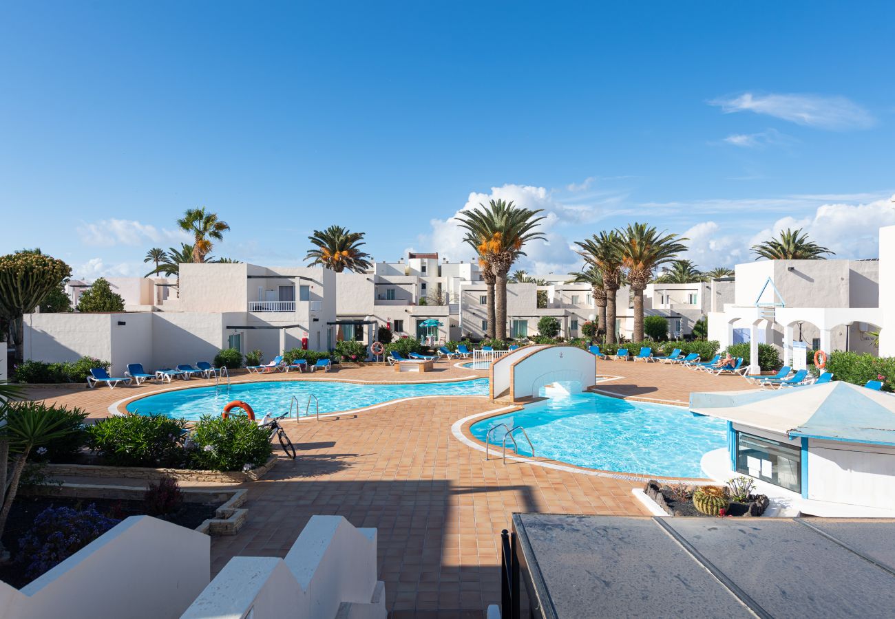 Aparthotel in Corralejo - Apartment with terrace, swimming pool and beachfront in Corralejo - Home For Guest
