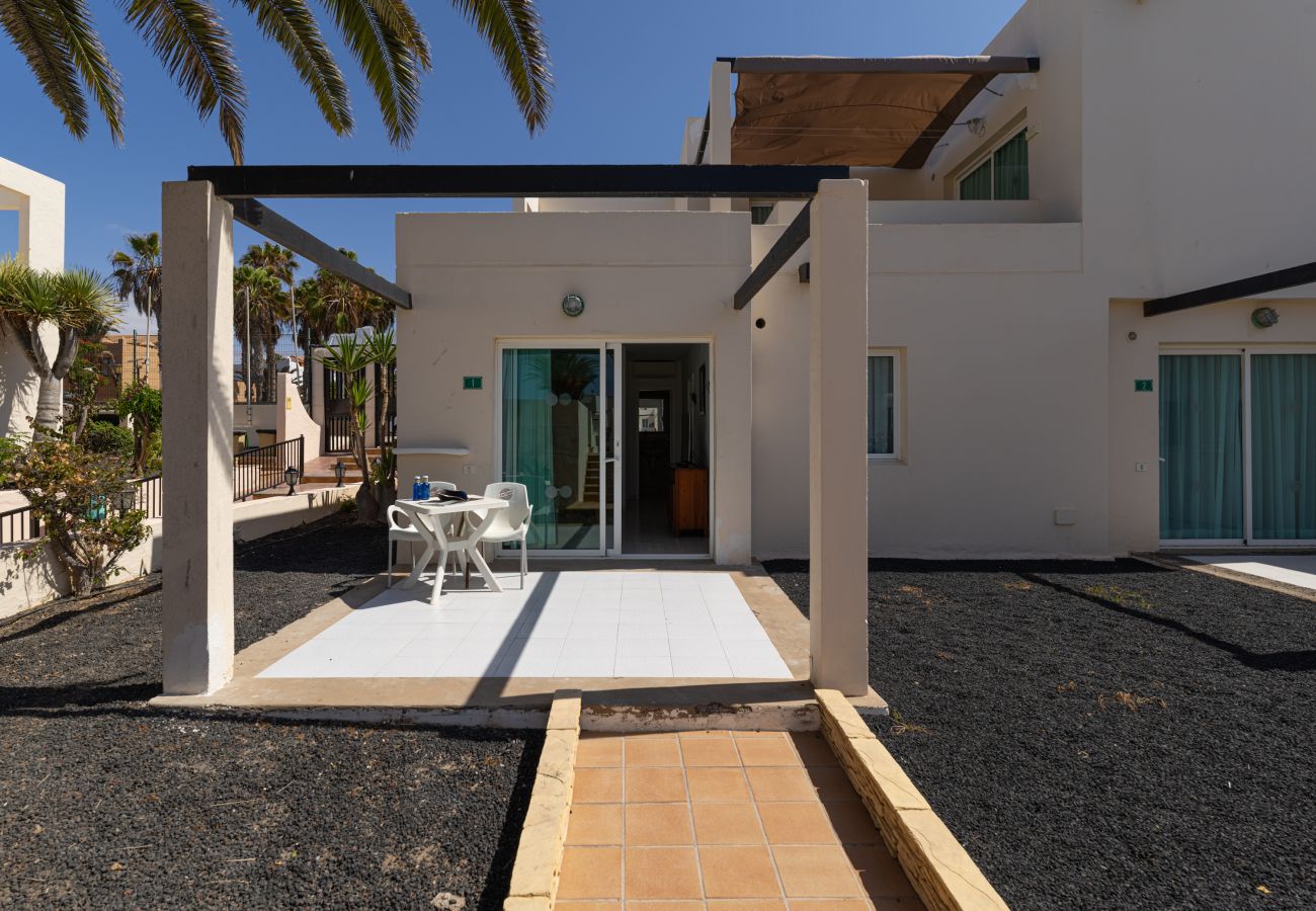 Aparthotel in Corralejo - Apartment with terrace, swimming pool and beachfront in Corralejo - Home For Guest