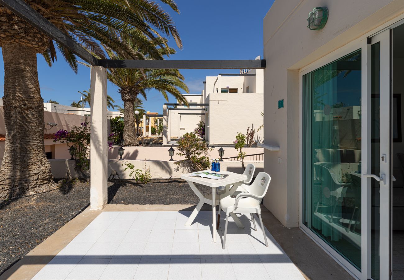 Aparthotel in Corralejo - Apartment with terrace, swimming pool and beachfront in Corralejo - Home For Guest
