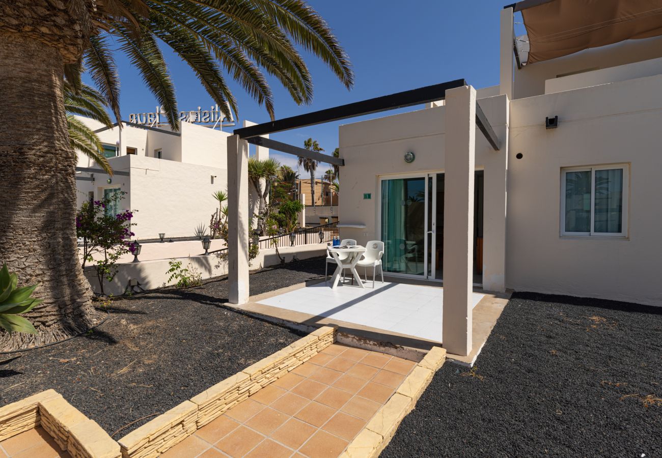 Aparthotel in Corralejo - Apartment with terrace, swimming pool and beachfront in Corralejo - Home For Guest