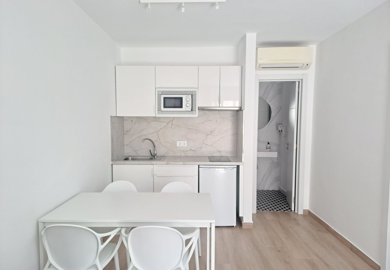 Aparthotel in Corralejo - Apartment with terrace, swimming pool and beachfront in Corralejo - Home For Guest