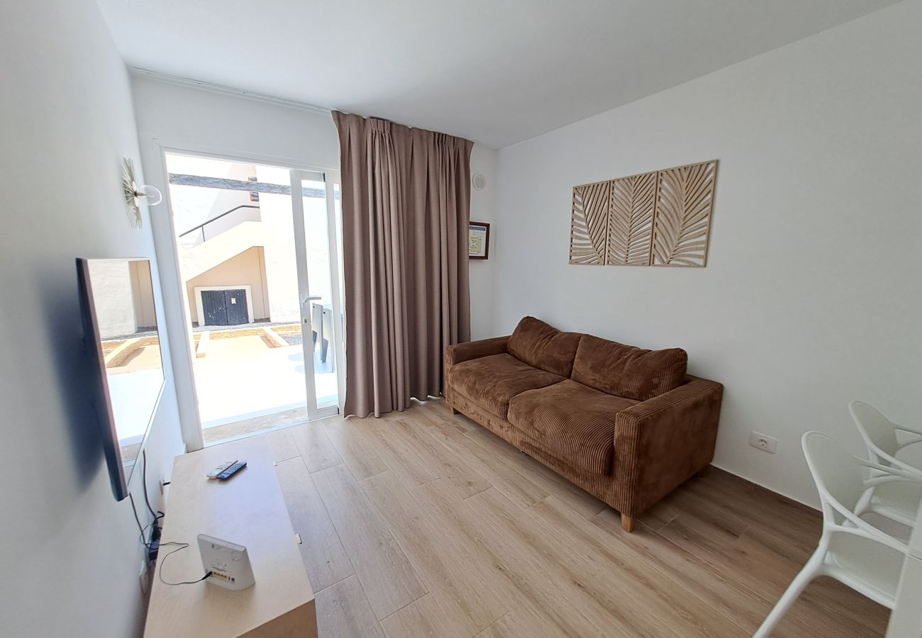 Aparthotel in Corralejo - Apartment with terrace, swimming pool and beachfront in Corralejo - Home For Guest
