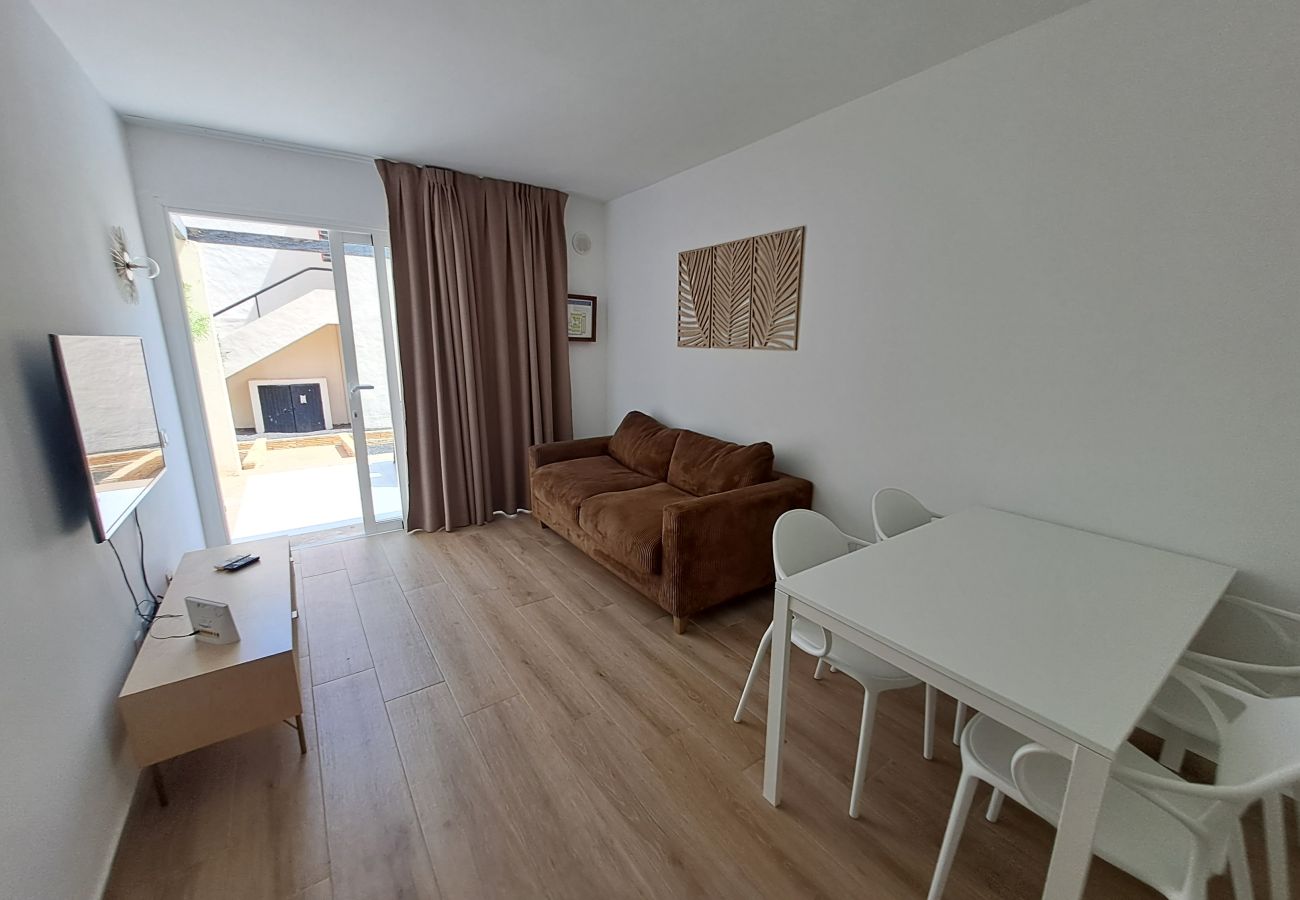 Aparthotel in Corralejo - Apartment with terrace, swimming pool and beachfront in Corralejo - Home For Guest