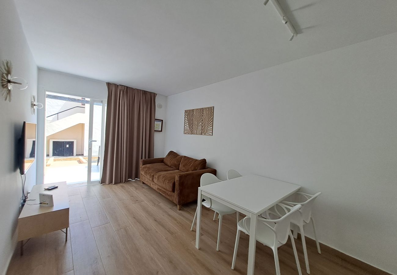 Aparthotel in Corralejo - Apartment with terrace, swimming pool and beachfront in Corralejo - Home For Guest