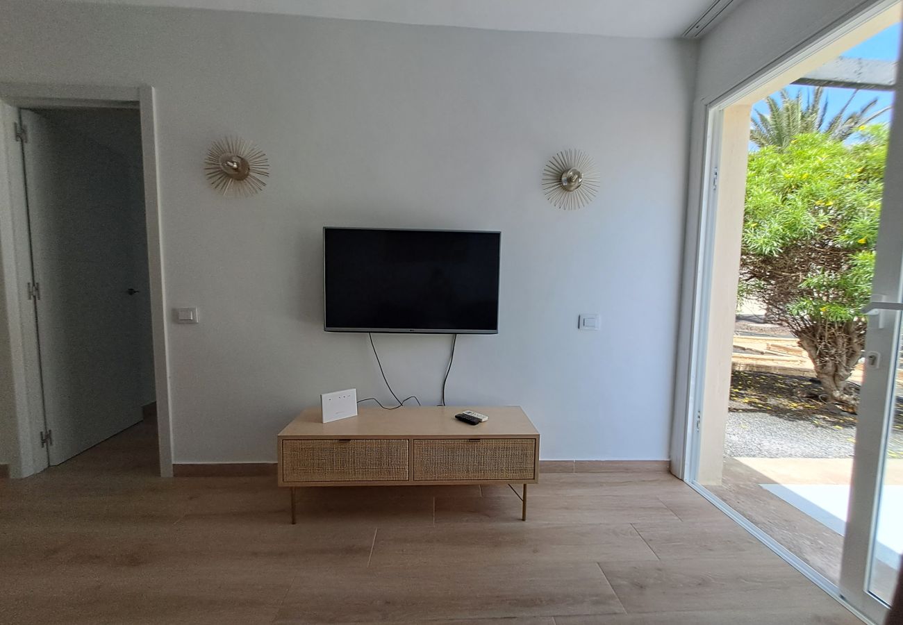 Aparthotel in Corralejo - Apartment with terrace, swimming pool and beachfront in Corralejo - Home For Guest