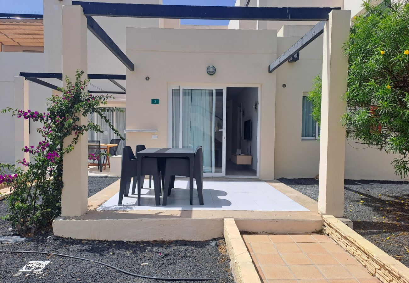 Aparthotel in Corralejo - Apartment with terrace, swimming pool and beachfront in Corralejo - Home For Guest