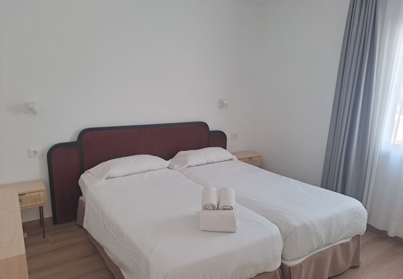 Aparthotel in Corralejo - Apartment with terrace, swimming pool and beachfront in Corralejo - Home For Guest