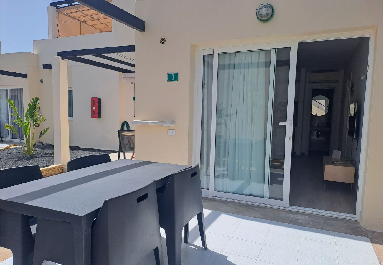 Aparthotel in Corralejo - Apartment with terrace, swimming pool and beachfront in Corralejo - Home For Guest