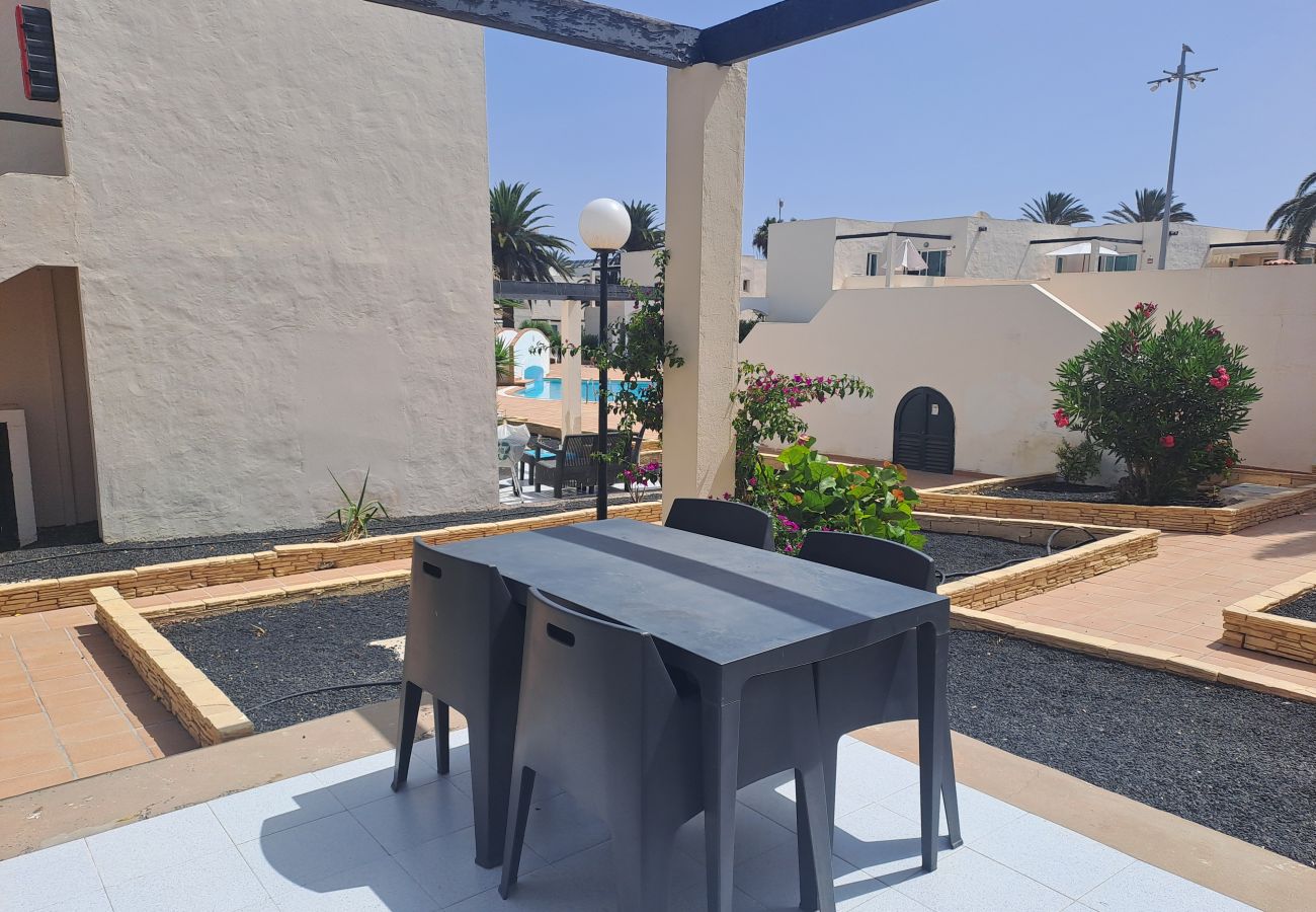 Aparthotel in Corralejo - Apartment with terrace, swimming pool and beachfront in Corralejo - Home For Guest