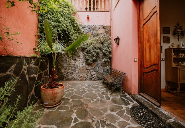 Cottage in Tacoronte - HomeForGuest Rural House El Laurel with terrace and large gardens Cottage in Tacoronte - HomeForGuest Rural House El Laurel with terrace and large gardens