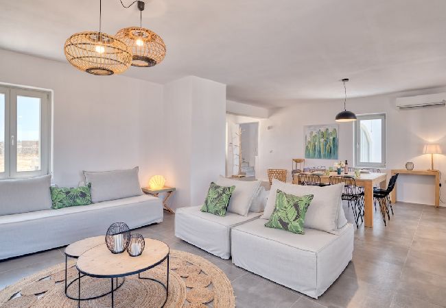 Villa in Xifara - 4BR SEAFRONT GEM. STUNNING & AT TOP LOCATION  Villa in Xifara - 4BR SEAFRONT GEM. STUNNING & AT TOP LOCATION