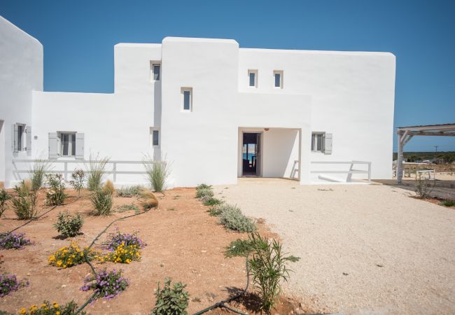 Villa in Xifara - Hip family pool villa, a walk from the beach  Villa in Xifara - Hip family pool villa, a walk from the beach