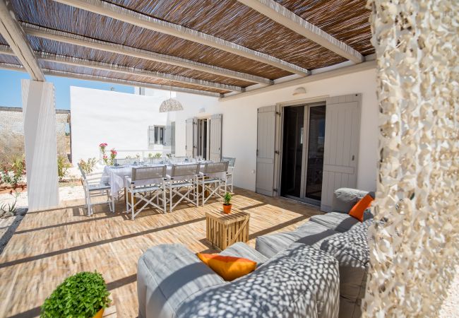 Villa in Xifara - Funky holiday villa with pool, next to the beach Villa in Xifara - Funky holiday villa with pool, next to the beach