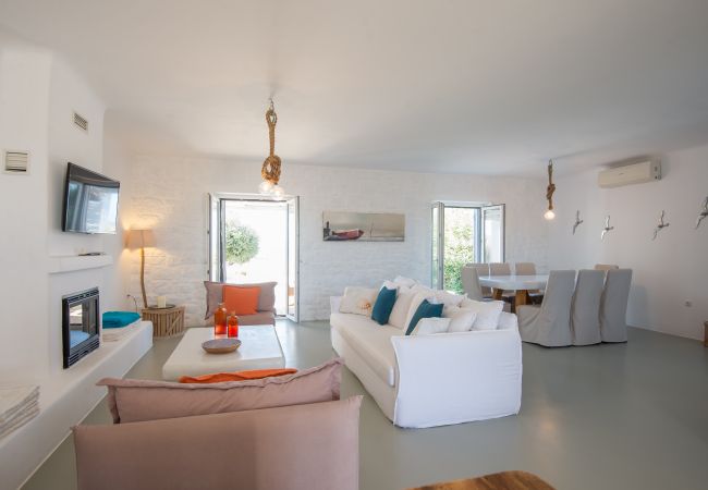 Villa in Xifara - Funky holiday villa with pool, next to the beach Villa in Xifara - Funky holiday villa with pool, next to the beach