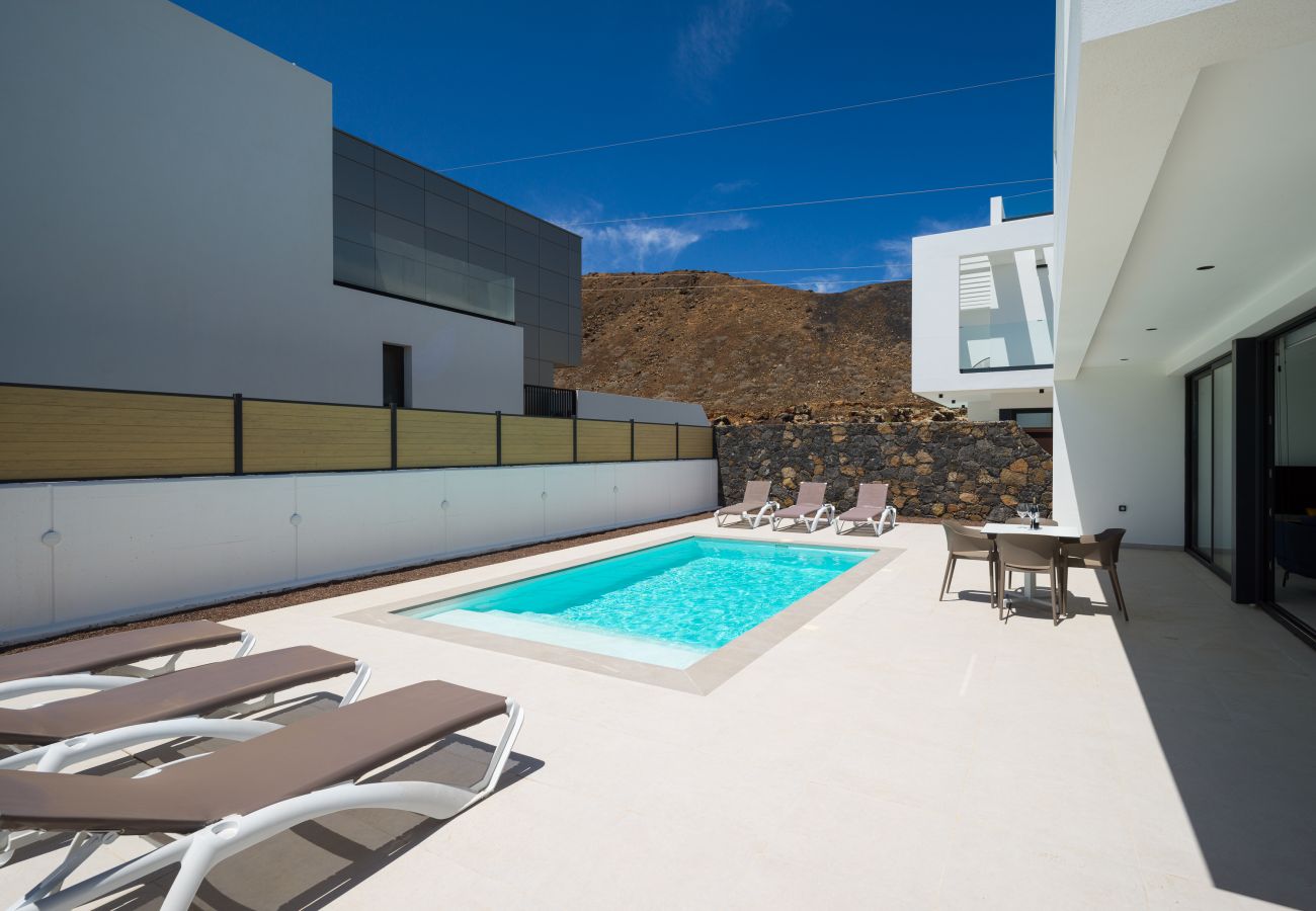 Villa in Corralejo -  Villa Deluxe Las Calderas 01 with private pool