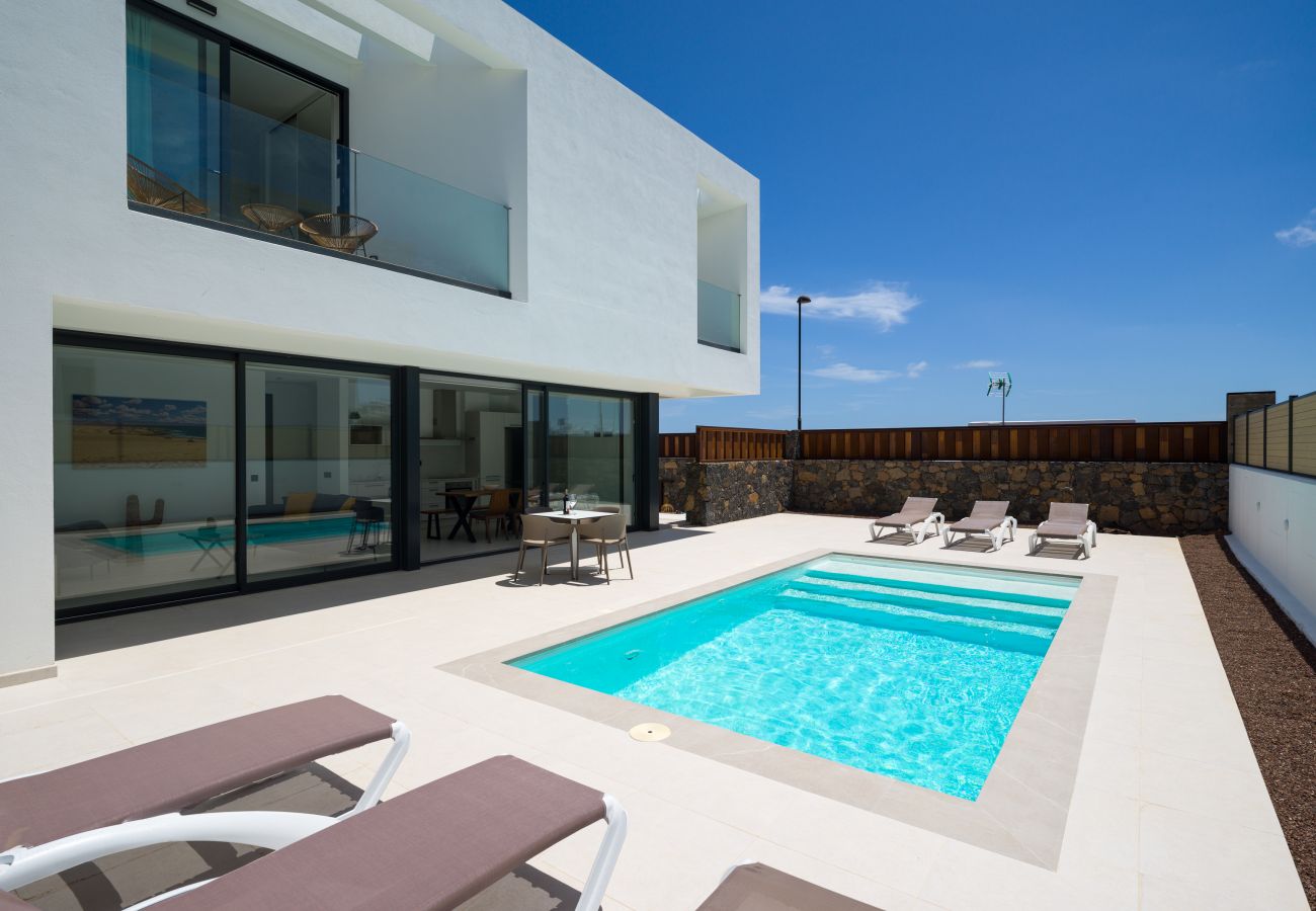 Villa in Corralejo -  Villa Deluxe Las Calderas 01 with private pool