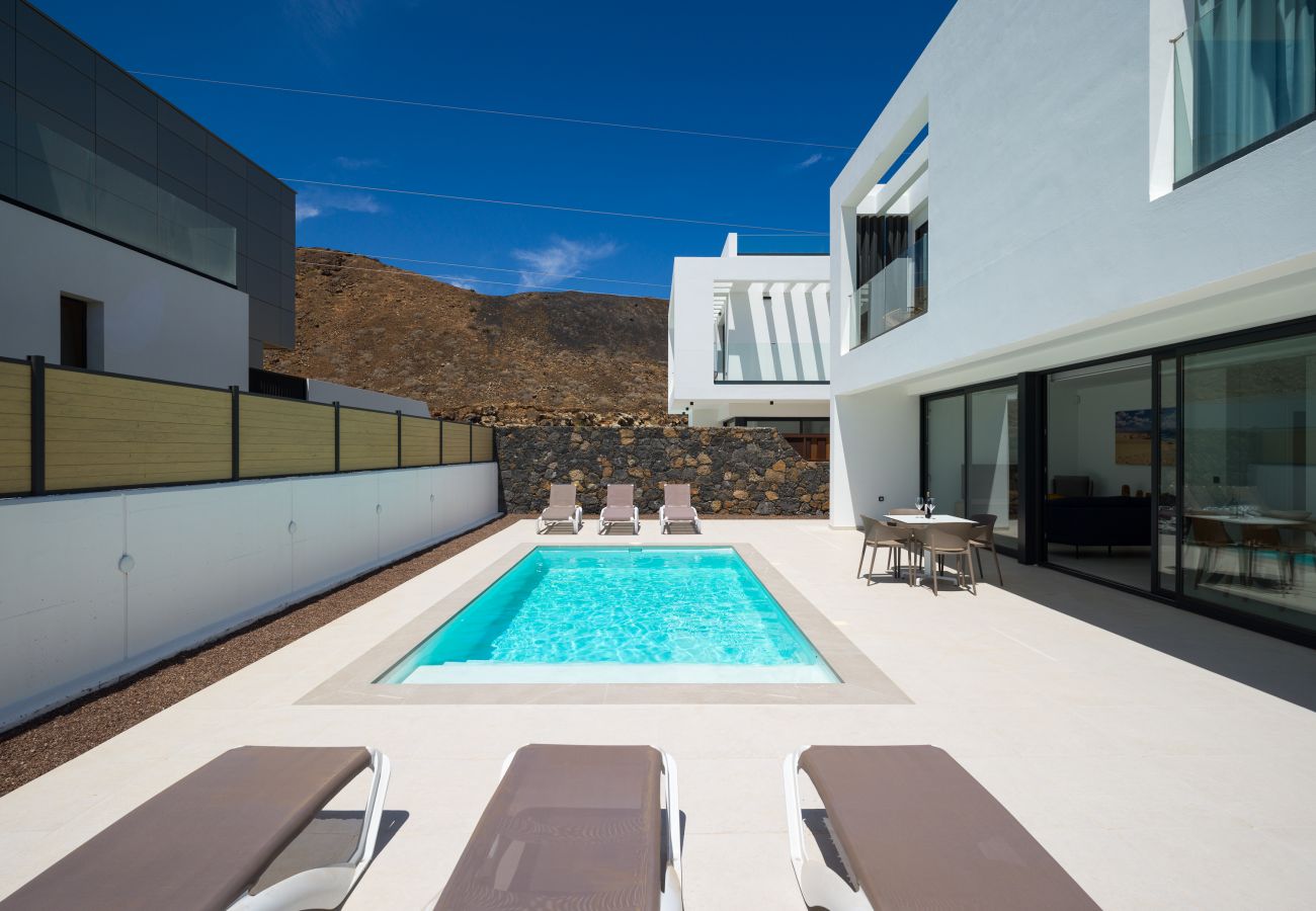 Villa in Corralejo -  Villa Deluxe Las Calderas 01 with private pool