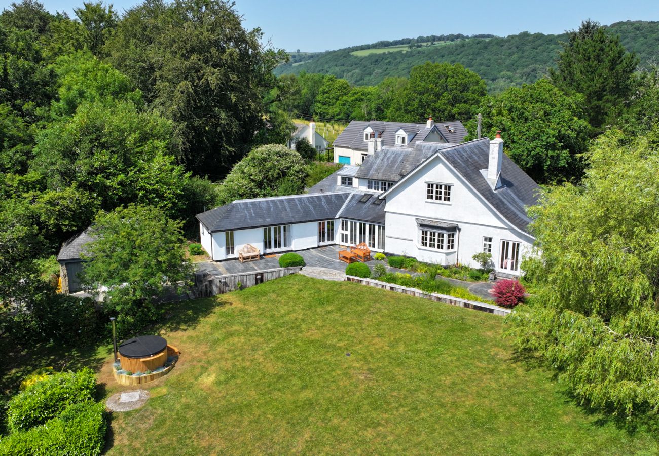 House in Lustleigh - Higher Mapstone – Luxury Dartmoor Retreat with Hot Tub, Speactular Views and Games Barn